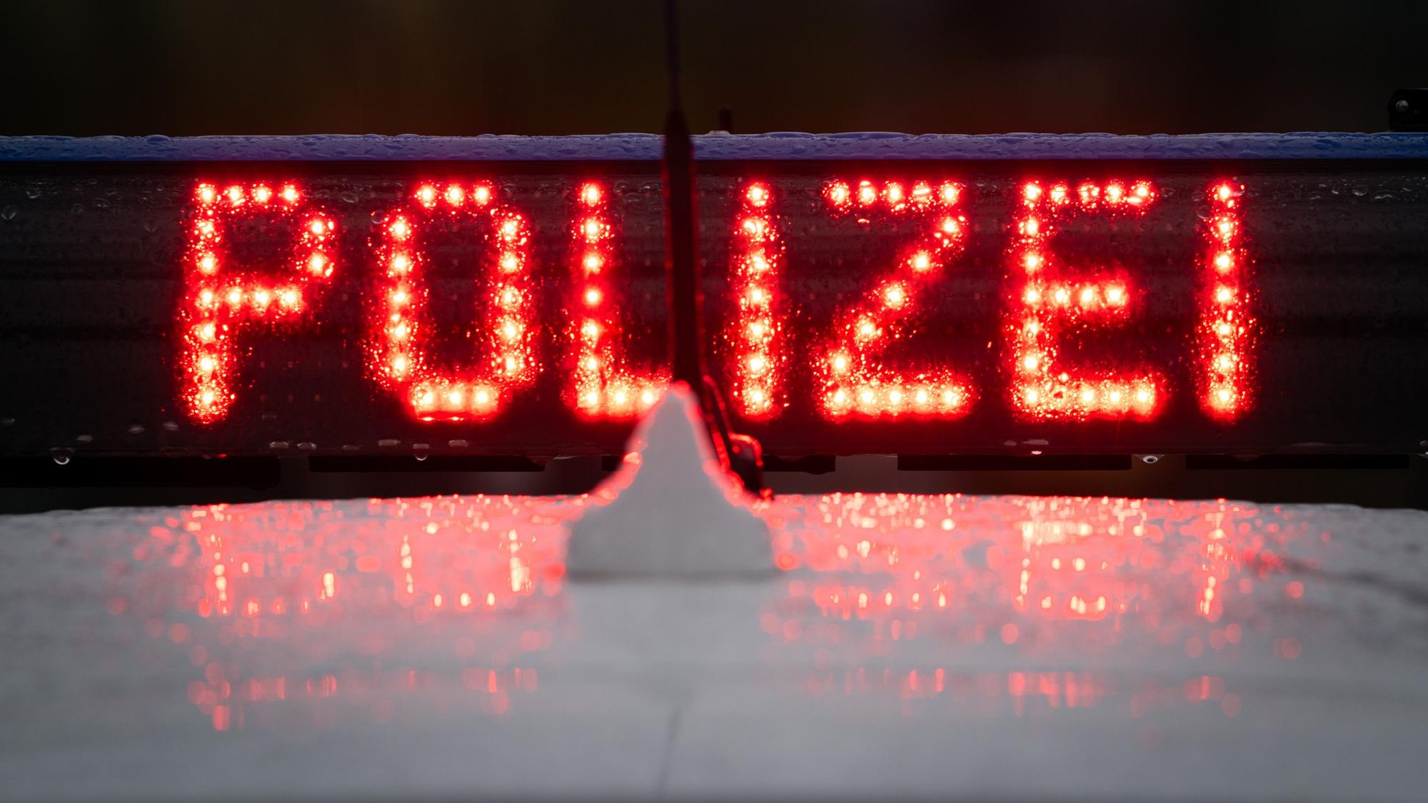 Der Schriftzug „Polizei“, aufgenommen während einer Verkehrskontrolle.