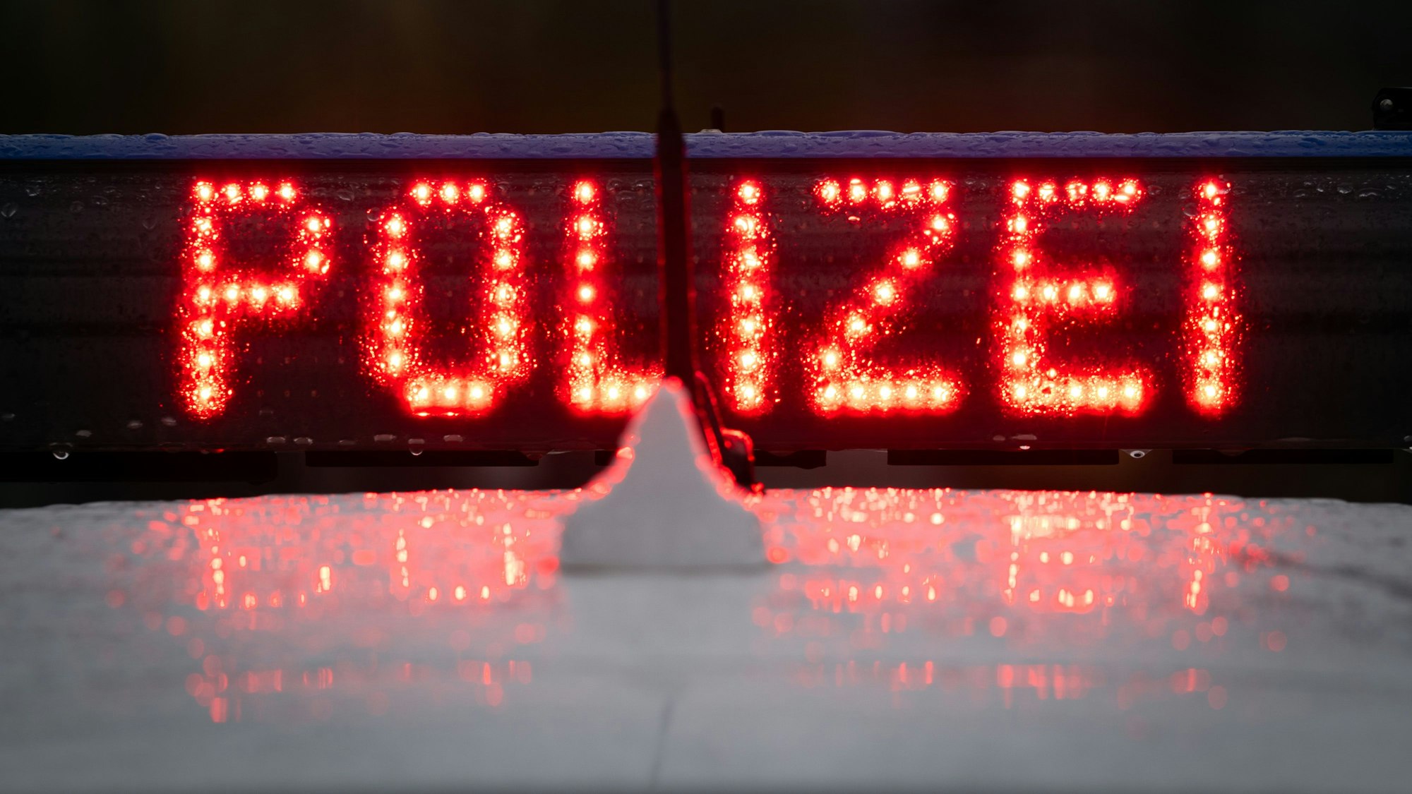 Der Schriftzug „Polizei“, aufgenommen während einer Verkehrskontrolle.