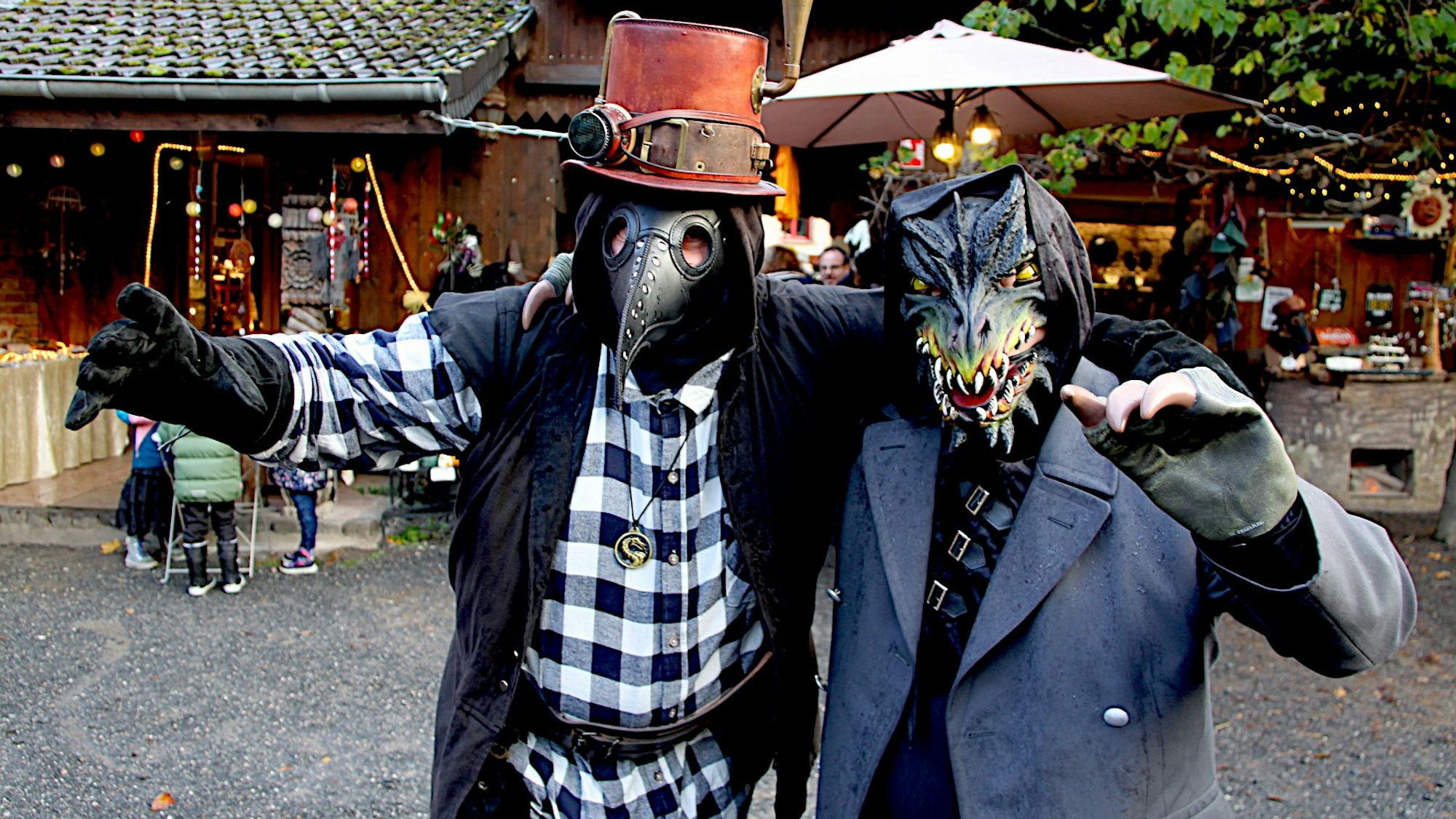Zwei Männer in Kostümen stehen nebeneinander.