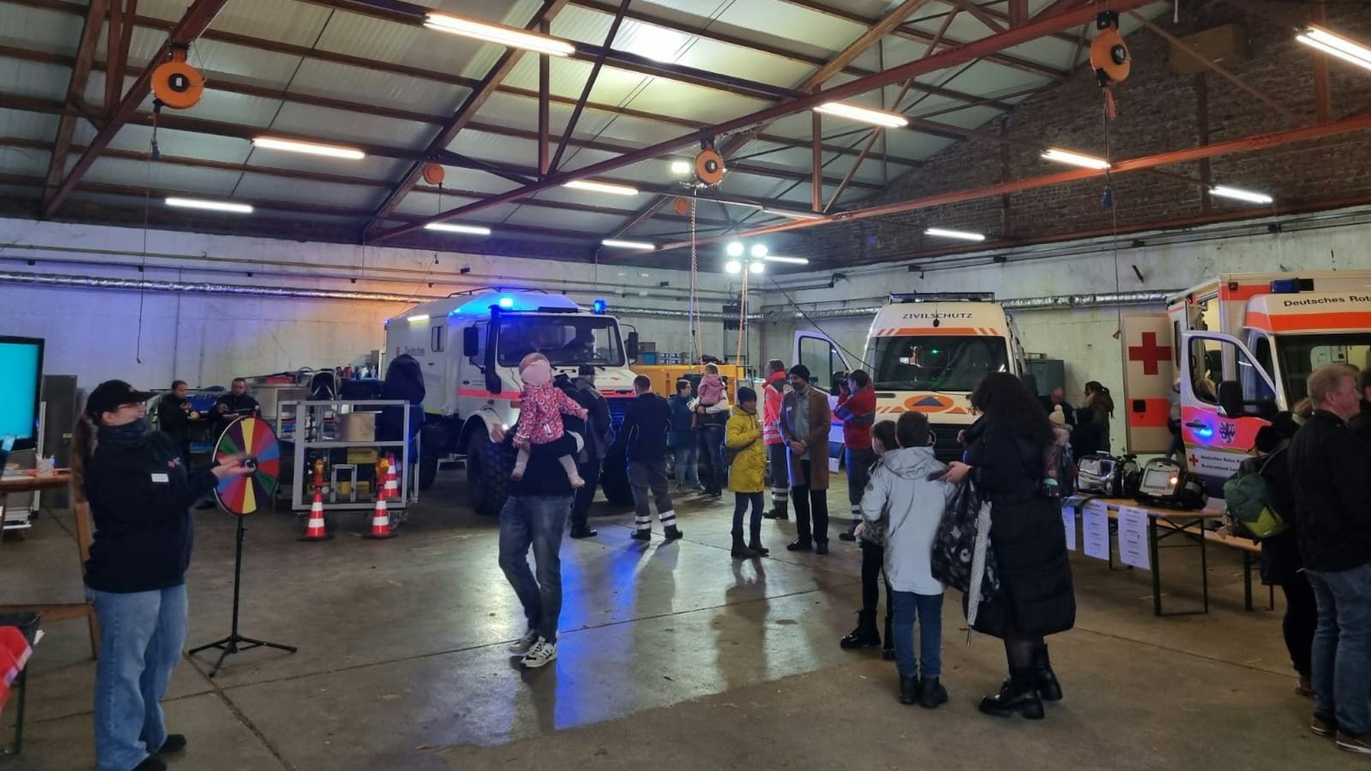 Interessierte Besucherinnen und Besucher konnten sich die Rettungsfahrzeuge des DRK von innen anschauen.