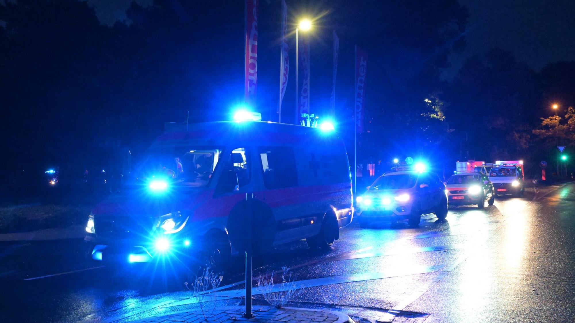 DRK-Fahrzeuge stehen mit Blaulicht auf einer Straße in Rösrath-Kleineichen.