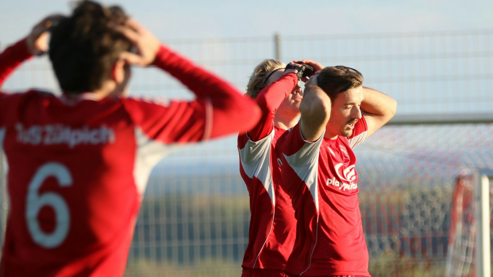 Drei Zülpicher Spieler fassen sich mit beiden Händen fassungslos an den Kopf.