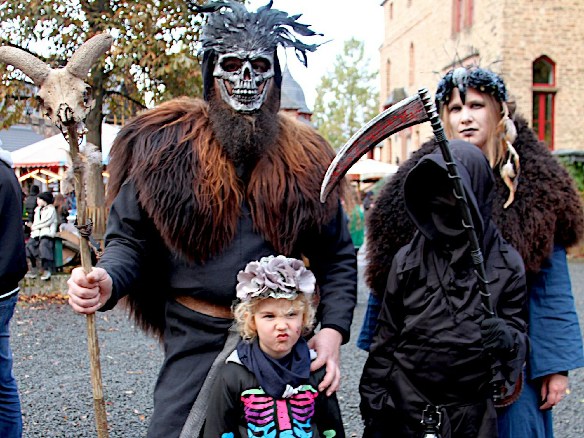 Die Eltern und ihre beiden Kinder sind als Horrorfiguren verkleidet.