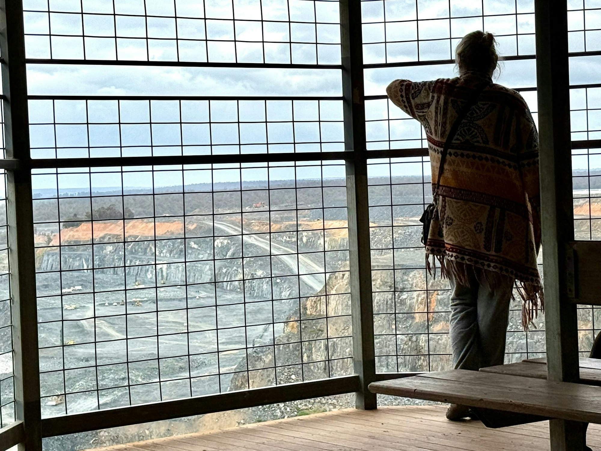 Besucher können die gewaltige Mine von einem Aussichtspunkt aus bestaunen - und sie soll bald noch größer werden.