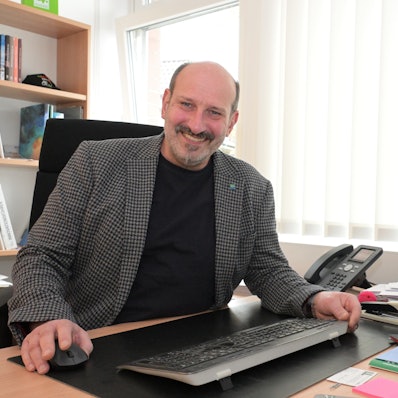 Nicodemus sitzt an seinem Schreibtisch.