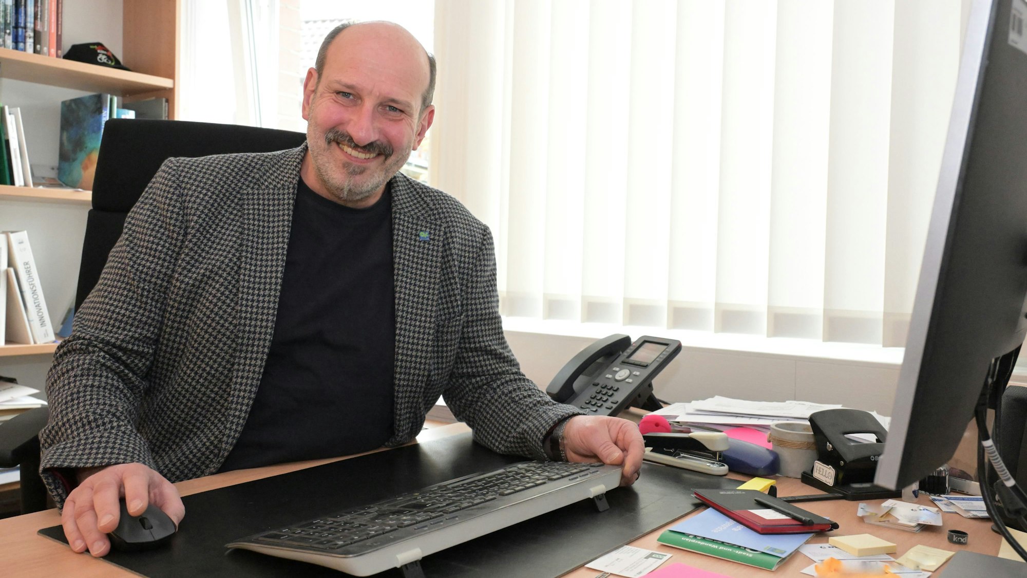 Nicodemus sitzt an seinem Schreibtisch.