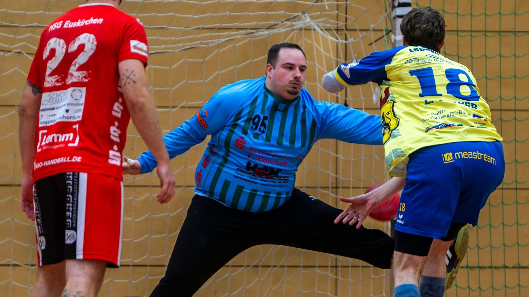 Euskirchens Torwart Andre Jonas pariert einen Wurf.