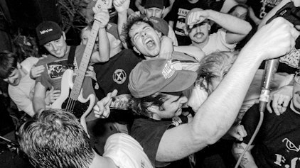 Das Bild zeigt die Hardcore-Band Echo Chamber bei einer Show. Foto: Pat Schmidt / Instagram: @:_patschmidt