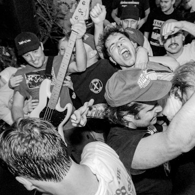 Das Bild zeigt die Hardcore-Band Echo Chamber bei einer Show. Foto: Pat Schmidt / Instagram: @:_patschmidt