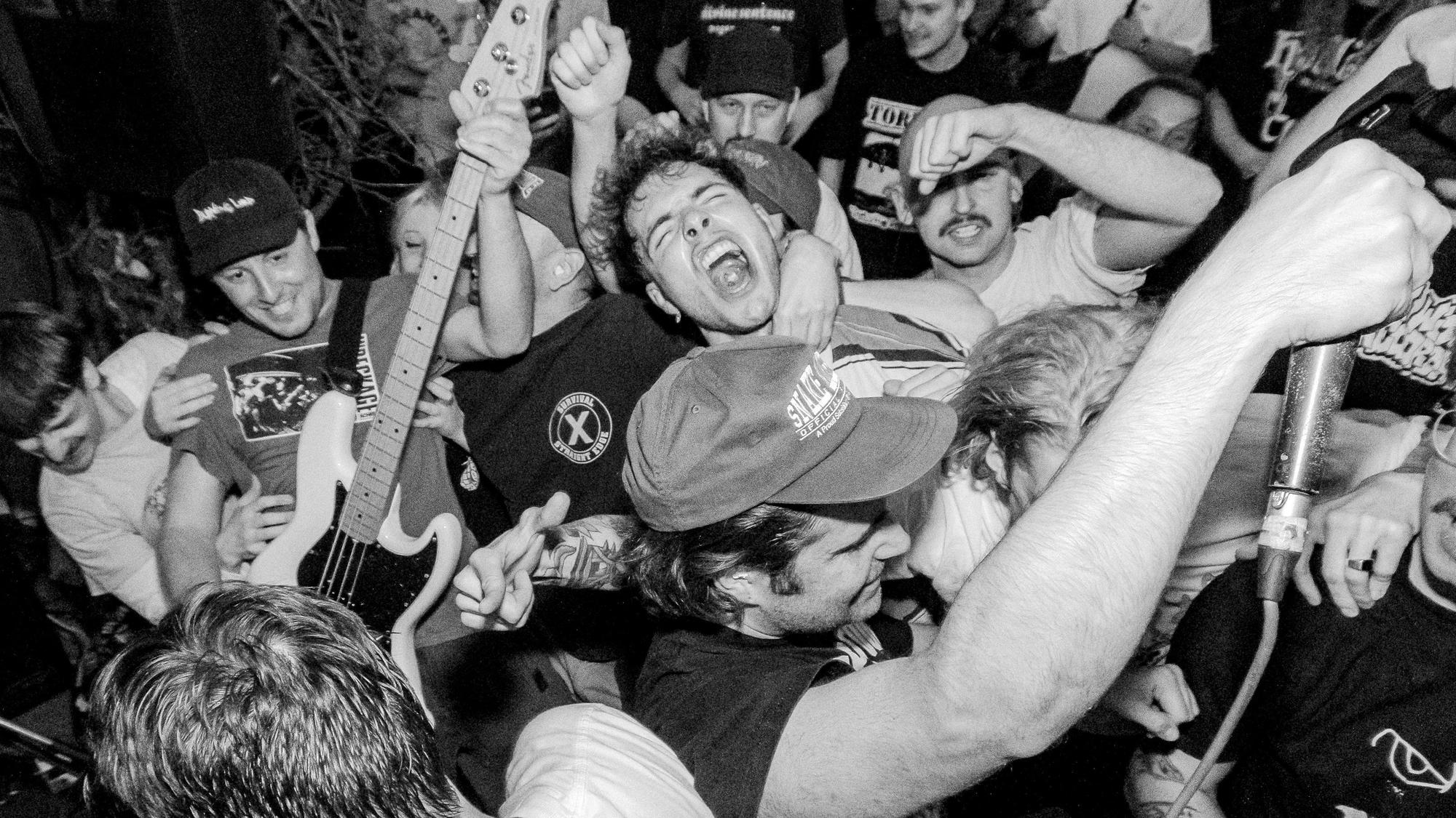 Das Bild zeigt die Hardcore-Band Echo Chamber bei einer Show. Foto: Pat Schmidt / Instagram: @:_patschmidt