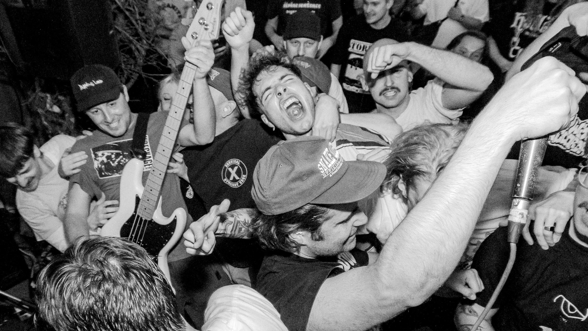 Das Bild zeigt die Hardcore-Band Echo Chamber bei einer Show. Foto: Pat Schmidt / Instagram: @:_patschmidt