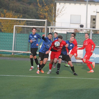 In die Zange genommen: Nikolas Klosterhalfen und der TuS Oberpleis setzen sich gegen Rheidt durch. Foto: Bröhl