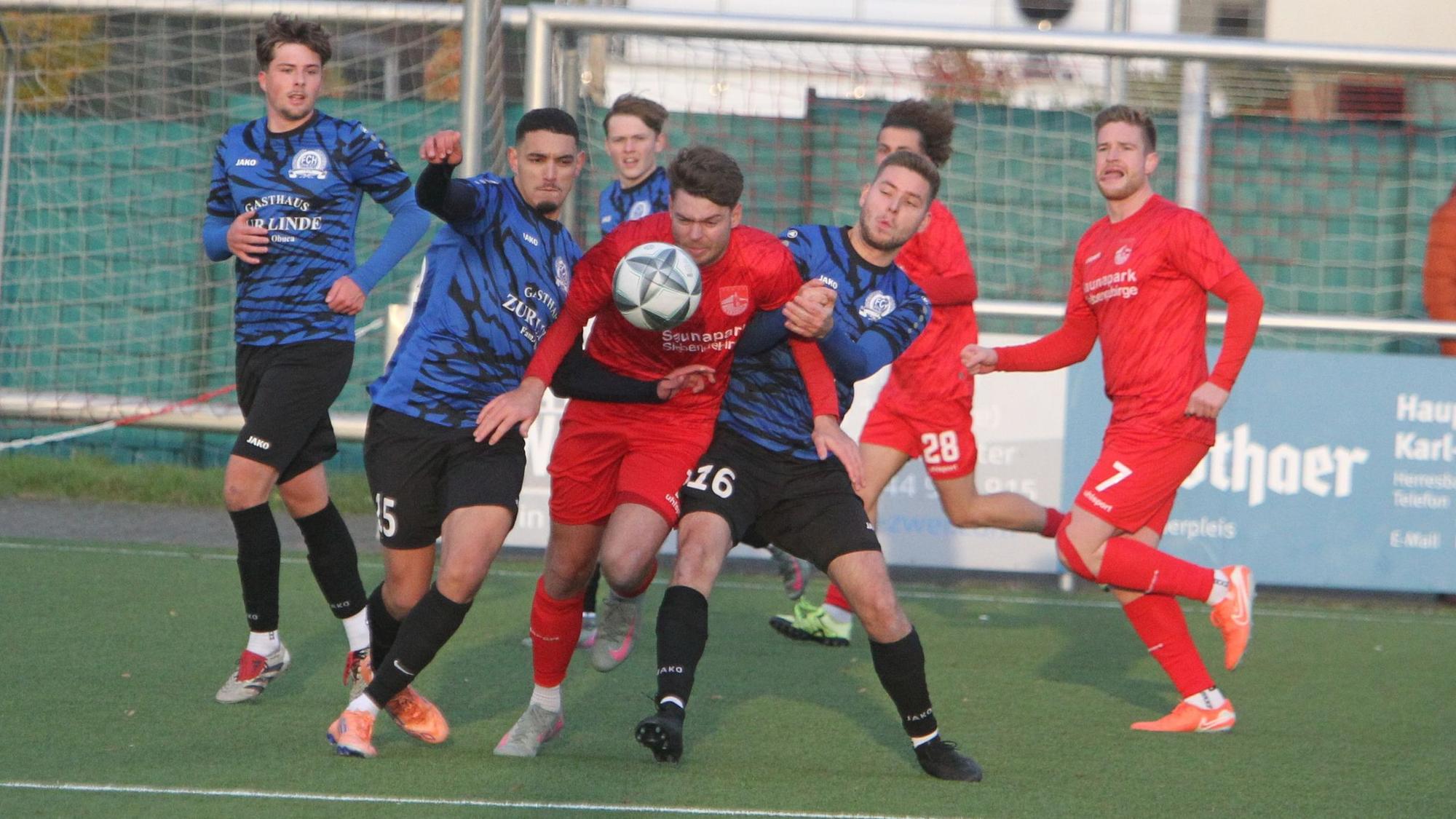 In die Zange genommen: Nikolas Klosterhalfen und der TuS Oberpleis setzen sich gegen Rheidt durch. Foto: Bröhl