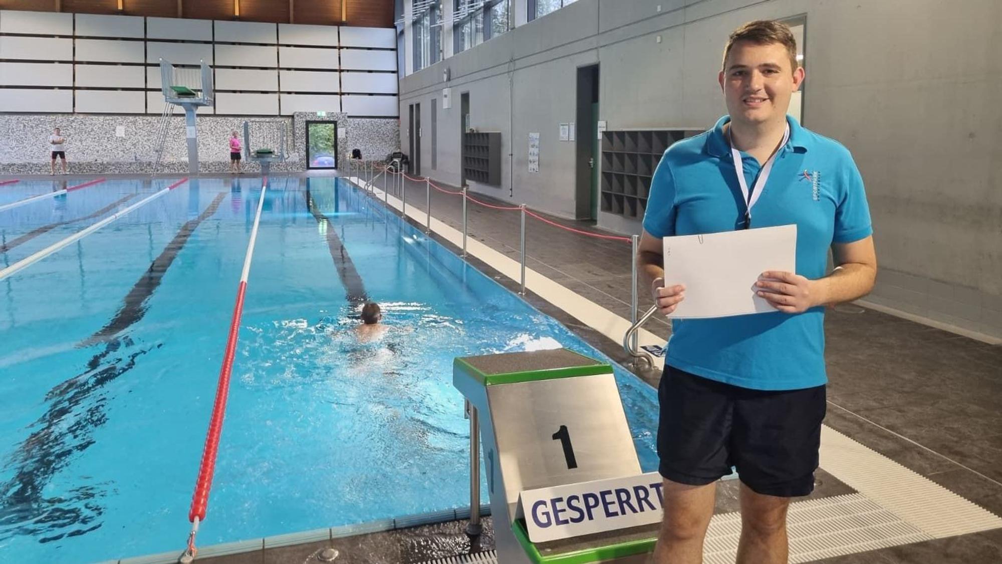 Das Hallenbad Wiembachtal ist wieder geöffnet. Das Bild stammt von einer Schwimmabzeichenabnahme im Jahr 2025.