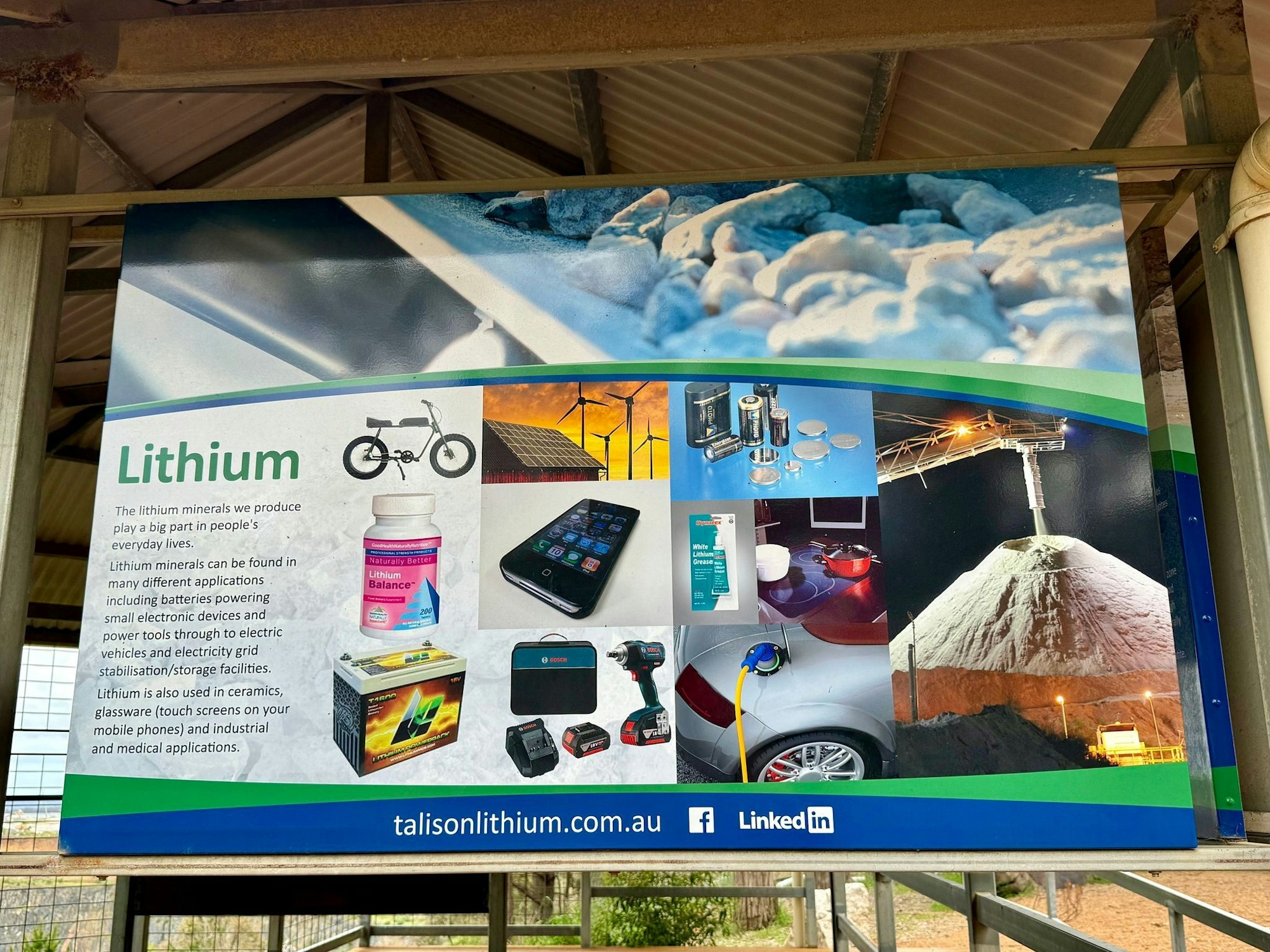 Erklärtafeln am Aussichtspunkt erläutern die Verwendung von Lithium.