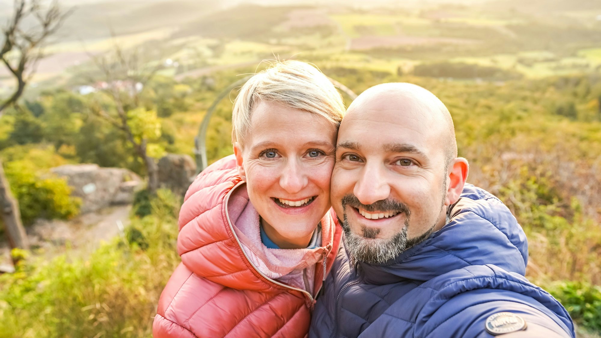 Die Bad Münstereifeler Carolin Steig und Martin Merten sind vor einer grünen Landschaft zu sehen.