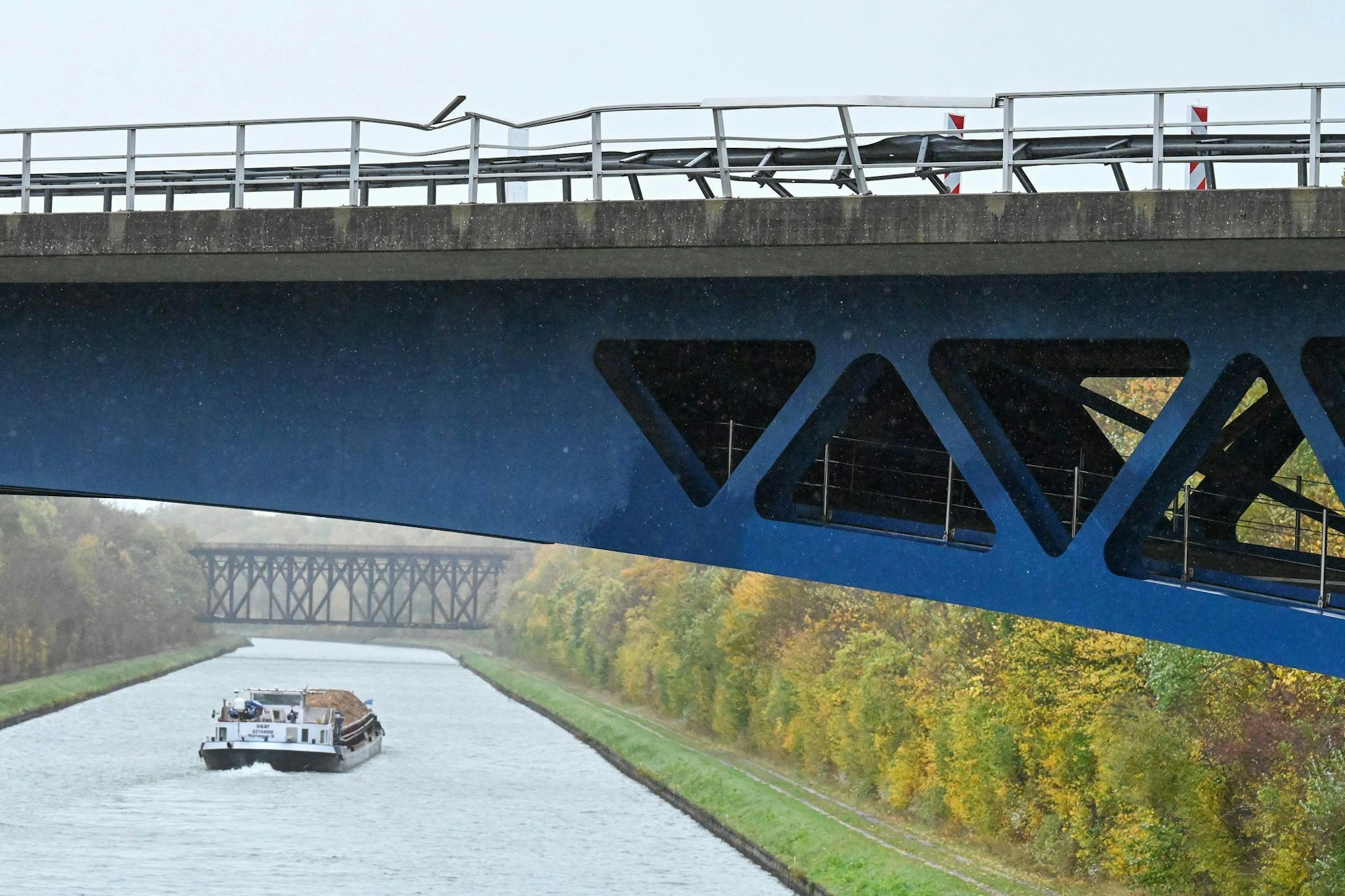Die Polizei ermittelt die Hintergründe des Unfalls an der Brücke.
