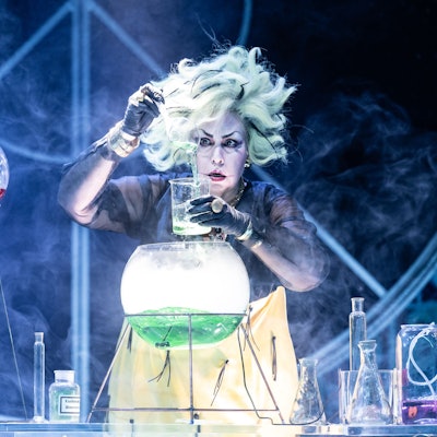 Dalia Schaechter reizt in „Der Wunschpunsch“ an der Kinderoper als Hexe Tyrannja Vamperl das diabolische Potenzial voll aus.