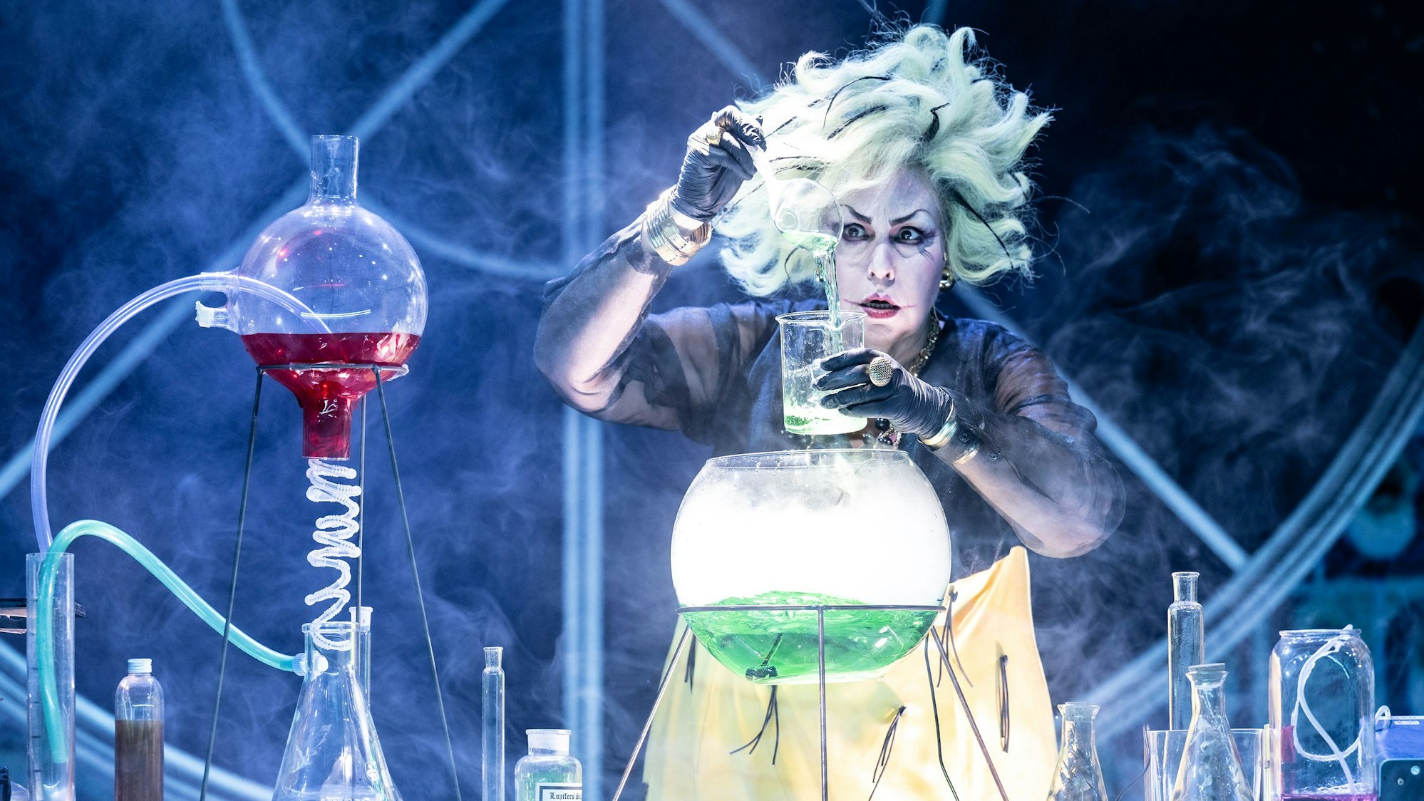 Dalia Schaechter reizt in „Der Wunschpunsch“ an der Kinderoper als Hexe Tyrannja Vamperl das diabolische Potenzial voll aus.