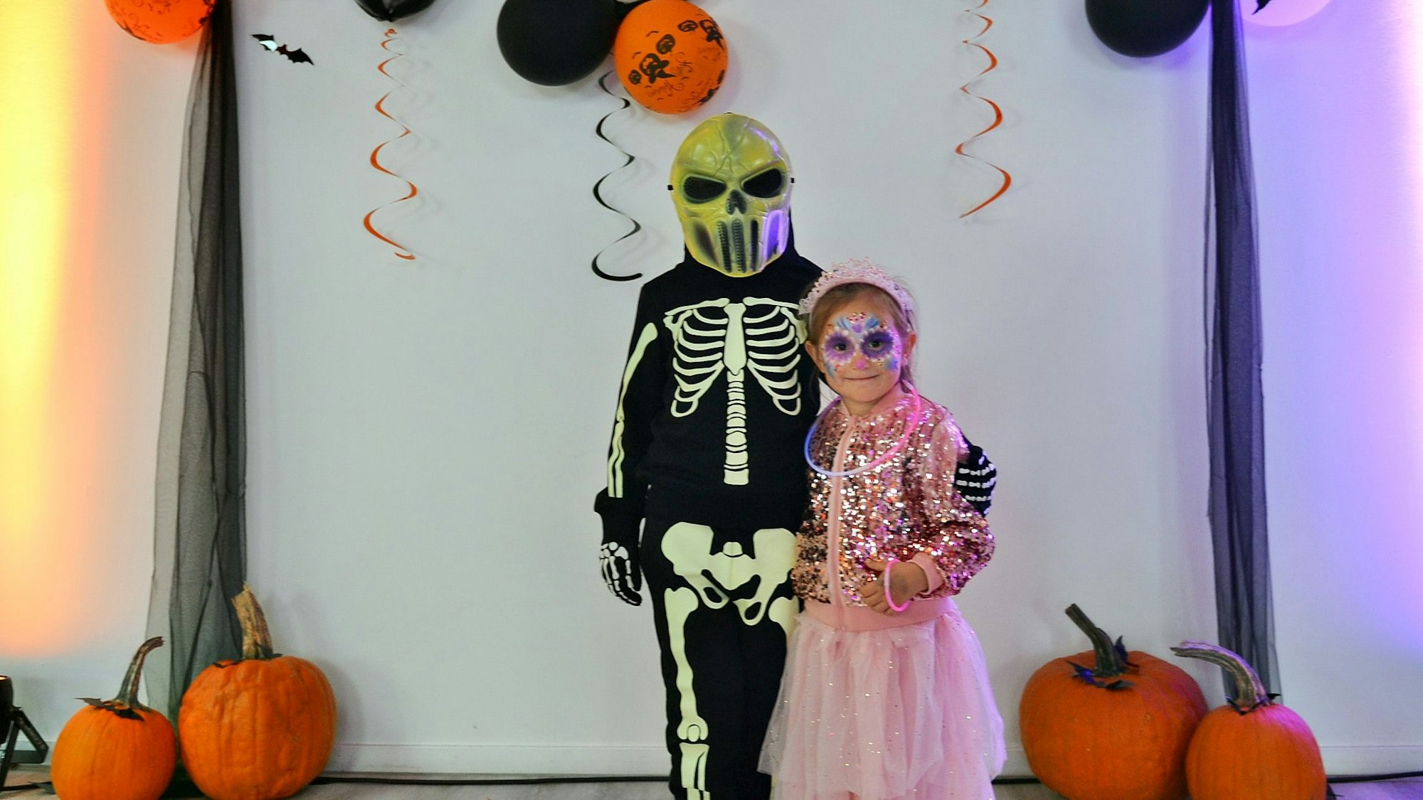 Die beiden Kinder stehen in ihren Kostümen nebeneinander.