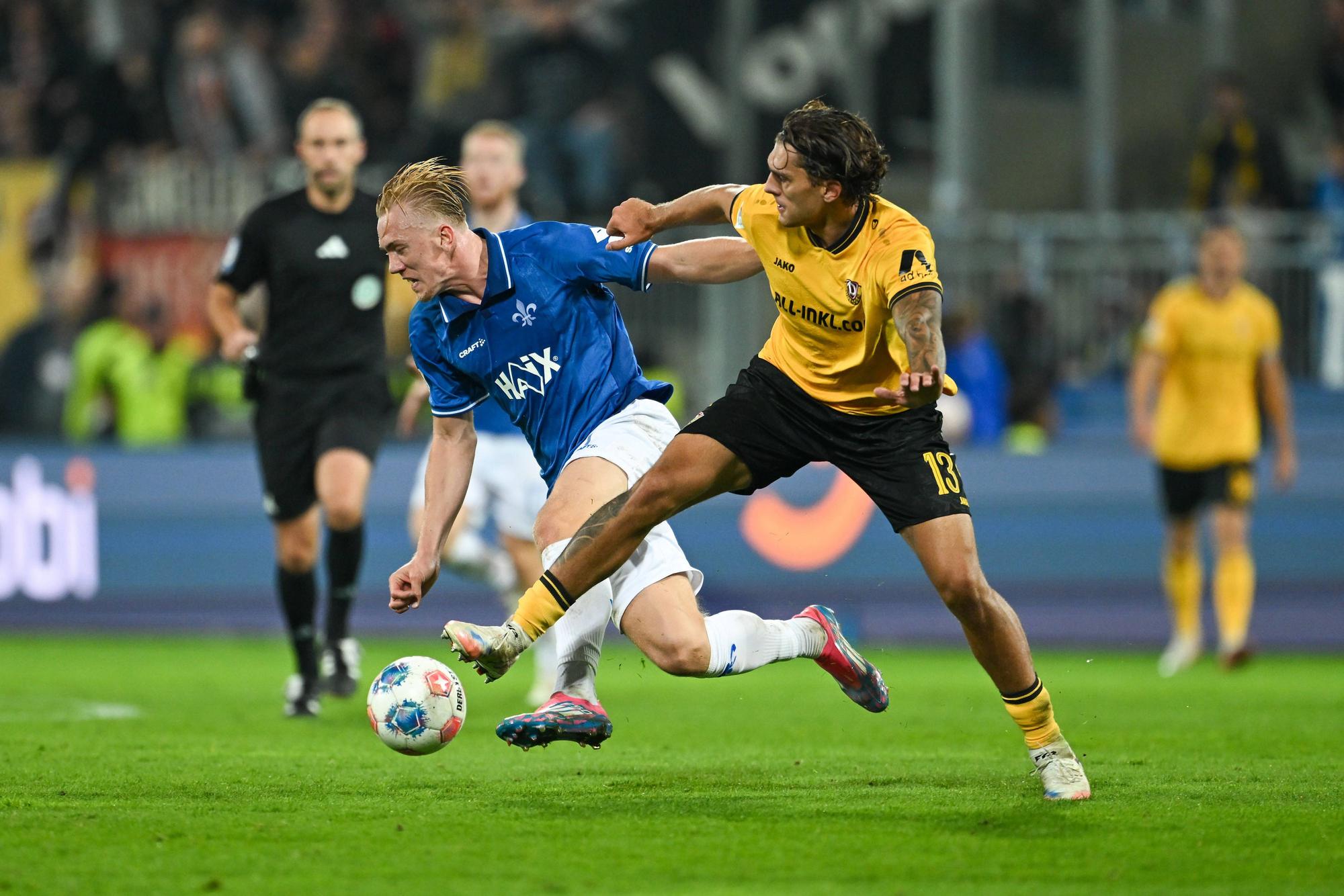 Isac Lidberg SV Darmstadt 1898, 07 im Zweikampf mit Julian Pauli Dynamo Dresden, 13, GER, SV Darmstadt 98 vs Dynamo Dresden, Fussball, 2.Bundesliga, 7. Spieltag, Spielzeit 2025/2026, 26.09.2025. DFL REGULATIONS PROHIBIT ANY USE OF PHOTOGRAPHS AS IMAGE SEQUENCES AND/OR QUASI-VIDEO GER, SV Darmstadt 98 vs Dynamo Dresden, Fussball, 2.Bundesliga, 7. Spieltag, Spielzeit 2025/2026, 26.09.2025. Darmstadt *** Isac Lidberg SV Darmstadt 1898, 07 in duel with Julian Pauli Dynamo Dresden, 13 , GER, SV Darmstadt 98 vs Dynamo Dresden, Football, Bundesliga 2, Matchday 7, Season 2025 2026, 26 09 2025 DFL REGULATIONS PROHIBIT ANY USE OF PHOTOGRAPHS AS IMAGE SEQUENCES AND OR QUASI VIDEO GER, SV Darmstadt 98 vs Dynamo Dresden, Football, Bundesliga 2, Matchday 7, Season 2025 2026, 26 09 2025 Darmstadt Copyright: xEibner-Pressefoto/FlorianxWiegandx EP_FWD