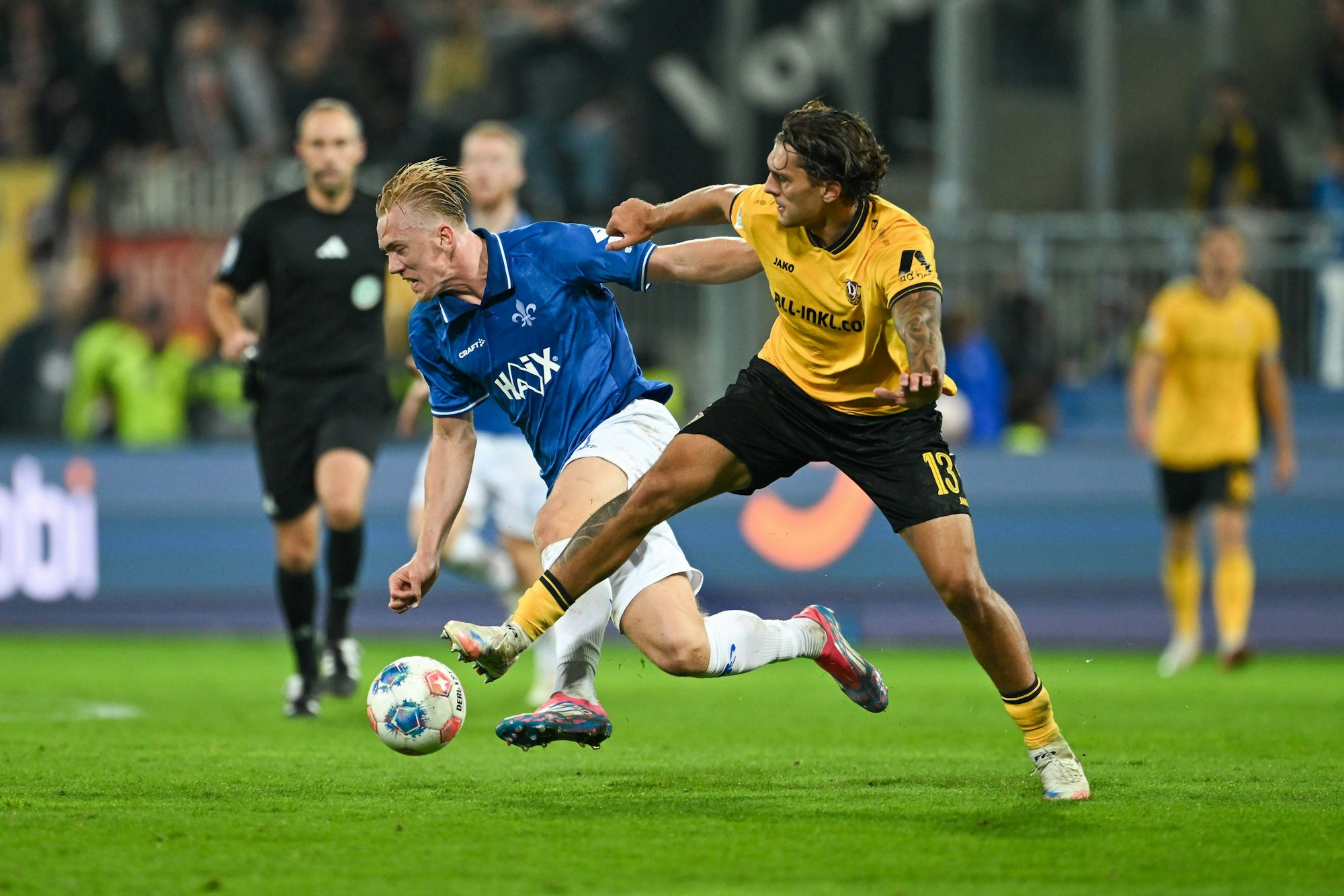 Isac Lidberg SV Darmstadt 1898, 07 im Zweikampf mit Julian Pauli Dynamo Dresden, 13, GER, SV Darmstadt 98 vs Dynamo Dresden, Fussball, 2.Bundesliga, 7. Spieltag, Spielzeit 2025/2026, 26.09.2025. DFL REGULATIONS PROHIBIT ANY USE OF PHOTOGRAPHS AS IMAGE SEQUENCES AND/OR QUASI-VIDEO GER, SV Darmstadt 98 vs Dynamo Dresden, Fussball, 2.Bundesliga, 7. Spieltag, Spielzeit 2025/2026, 26.09.2025. Darmstadt *** Isac Lidberg SV Darmstadt 1898, 07 in duel with Julian Pauli Dynamo Dresden, 13 , GER, SV Darmstadt 98 vs Dynamo Dresden, Football, Bundesliga 2, Matchday 7, Season 2025 2026, 26 09 2025 DFL REGULATIONS PROHIBIT ANY USE OF PHOTOGRAPHS AS IMAGE SEQUENCES AND OR QUASI VIDEO GER, SV Darmstadt 98 vs Dynamo Dresden, Football, Bundesliga 2, Matchday 7, Season 2025 2026, 26 09 2025 Darmstadt Copyright: xEibner-Pressefoto/FlorianxWiegandx EP_FWD