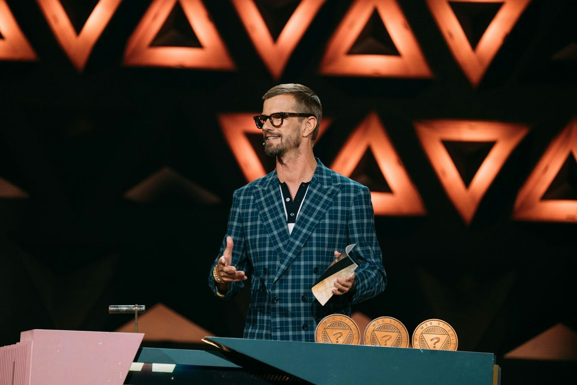 Joko Winterscheidt will seine Show unbedingt behalten. (Bild: Joyn / Julian Mathieu)