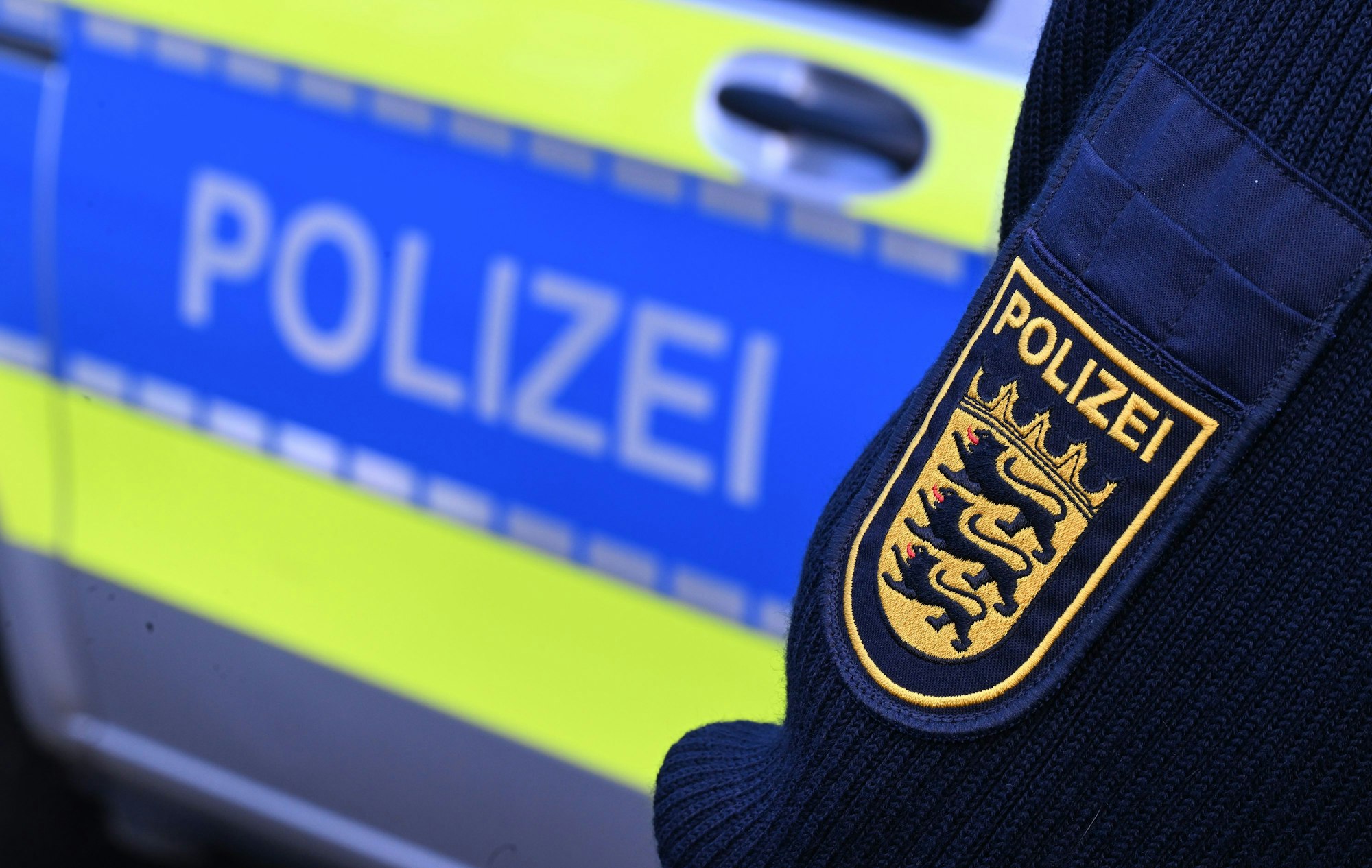 ARCHIV - 03.12.2024, Baden-Württemberg, Stuttgart: Das Logo der Polizei auf der Dienstkleidung eines Beamten. (zu dpa: «Fußgängerin von Bus erfasst und getötet») Foto: Bernd Weißbrod/dpa +++ dpa-Bildfunk +++