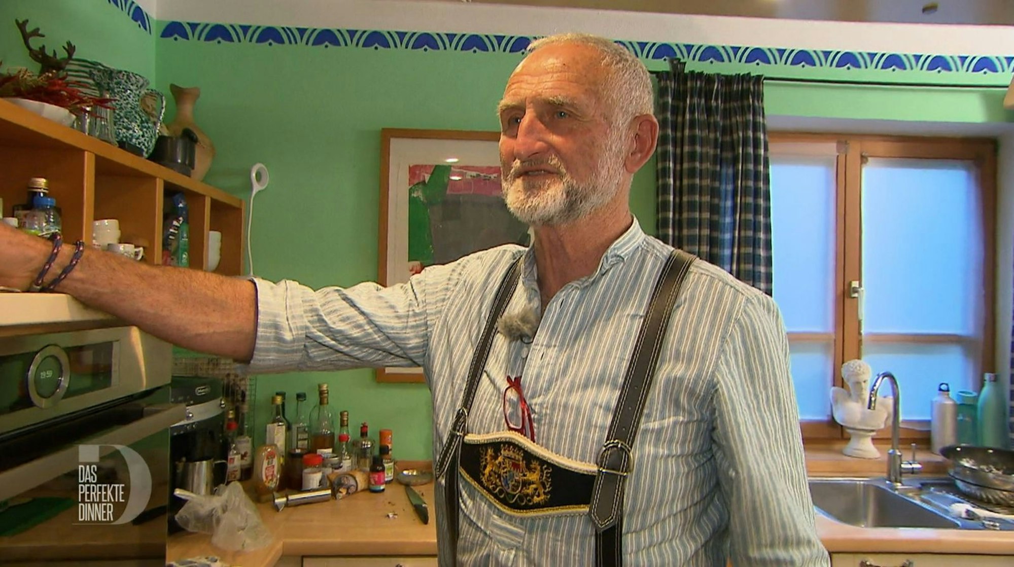 Zum Auftakt der „Dinner“-Woche am Chiemsee hat sich Franz (64) landestypisch schick gemacht.  (Bild: RTL)