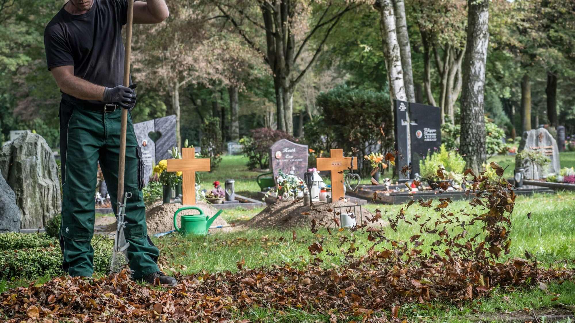 Die Blätter beginnen zu fallen, nicht nur auf dem Friedhof.