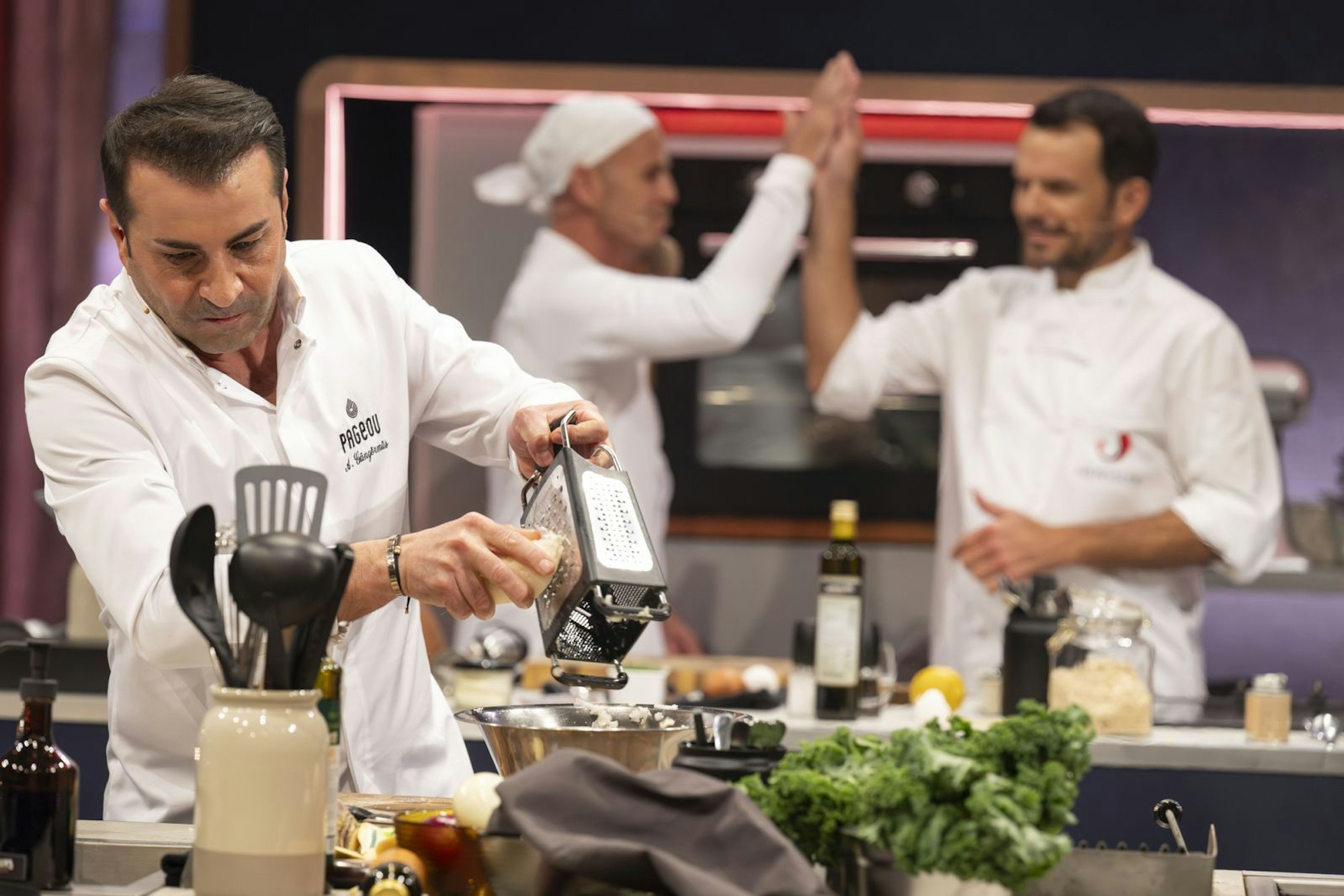 Nach teilweiser Tristesse auf dem Teller in Durchgang eins gelang Ali Güngörmüş (links) und Jari Dochat in Runde zwei ein kulinarischer „Quantensprung“, wie Lafer bemerkte. (Bild: RTL/Markus Hertrich)