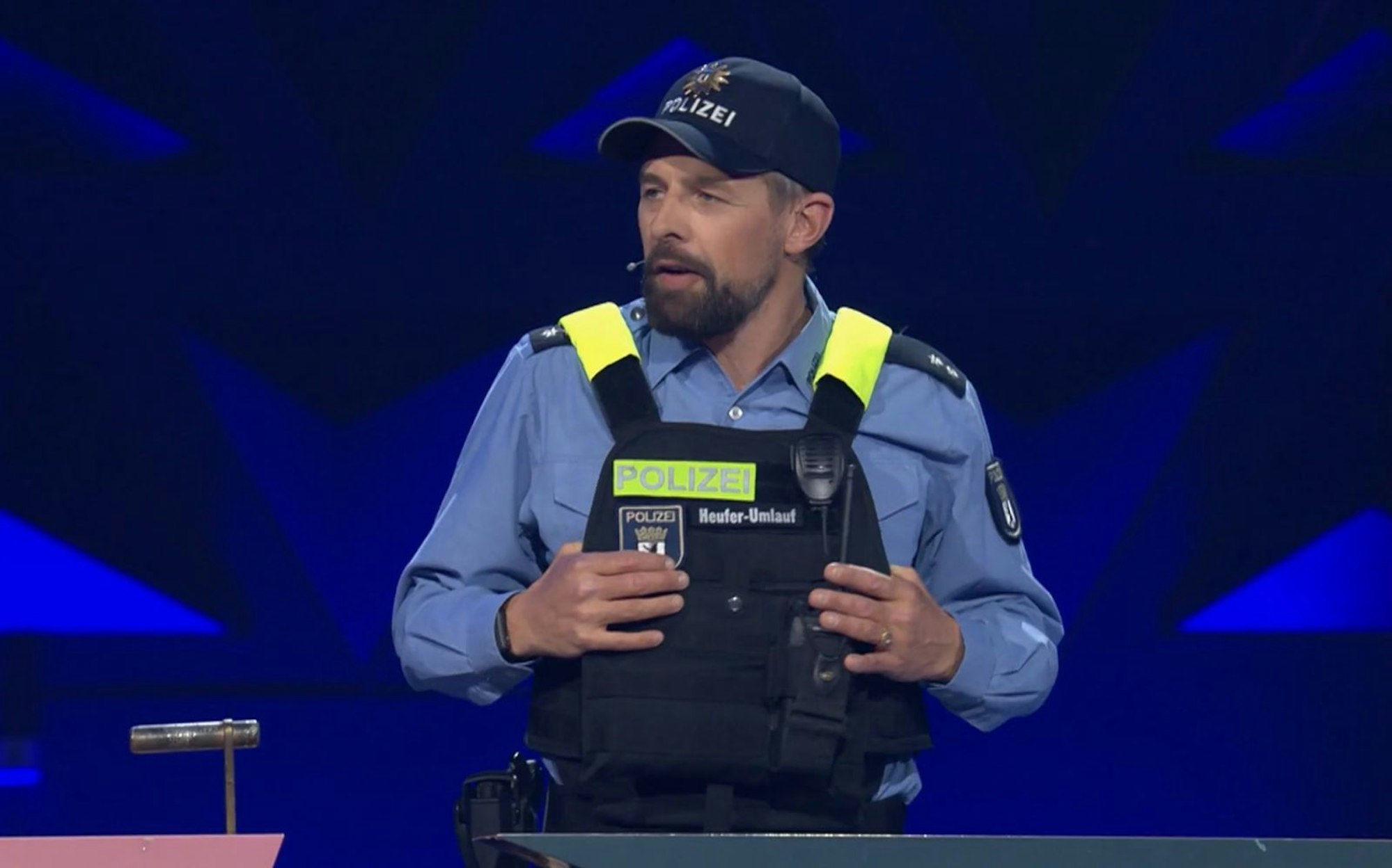 Auf alles vorbereitet: Ersatz-Moderator Klaas Heufer-Umlauf macht auf Polizist. (Bild: Joyn)