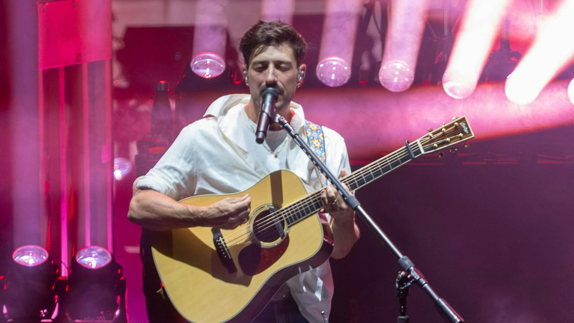 Marcus Mumford, leads volcals of the English indie-folk band Mumford & Sons on stage during their live concert at the Arena di Verona. July 7, 2025, Verona Italy. PUBLICATIONxNOTxINxITA Copyright: xARaxPicturex/xipa-agency.netx/xARaxPicturex IPA_Agency_IPA60144654