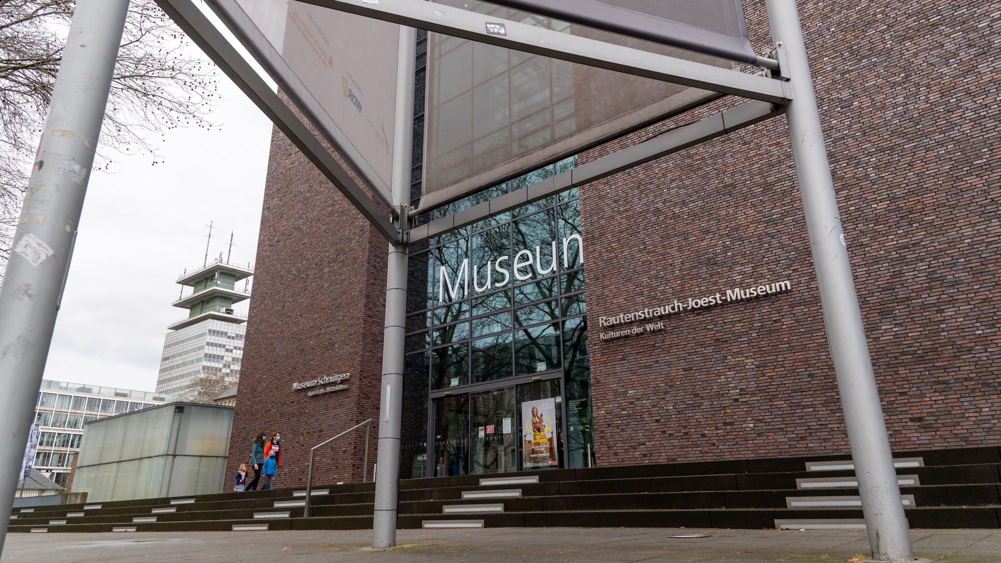 13.03.2021, Köln: Eltern und Kinder besuchen das Rautenstrauch-Joest-Museum. Im Rahmen der Lockdown-Lockerungen dürfen die Mueseen wieder öffnen. Foto: Uwe Weiser