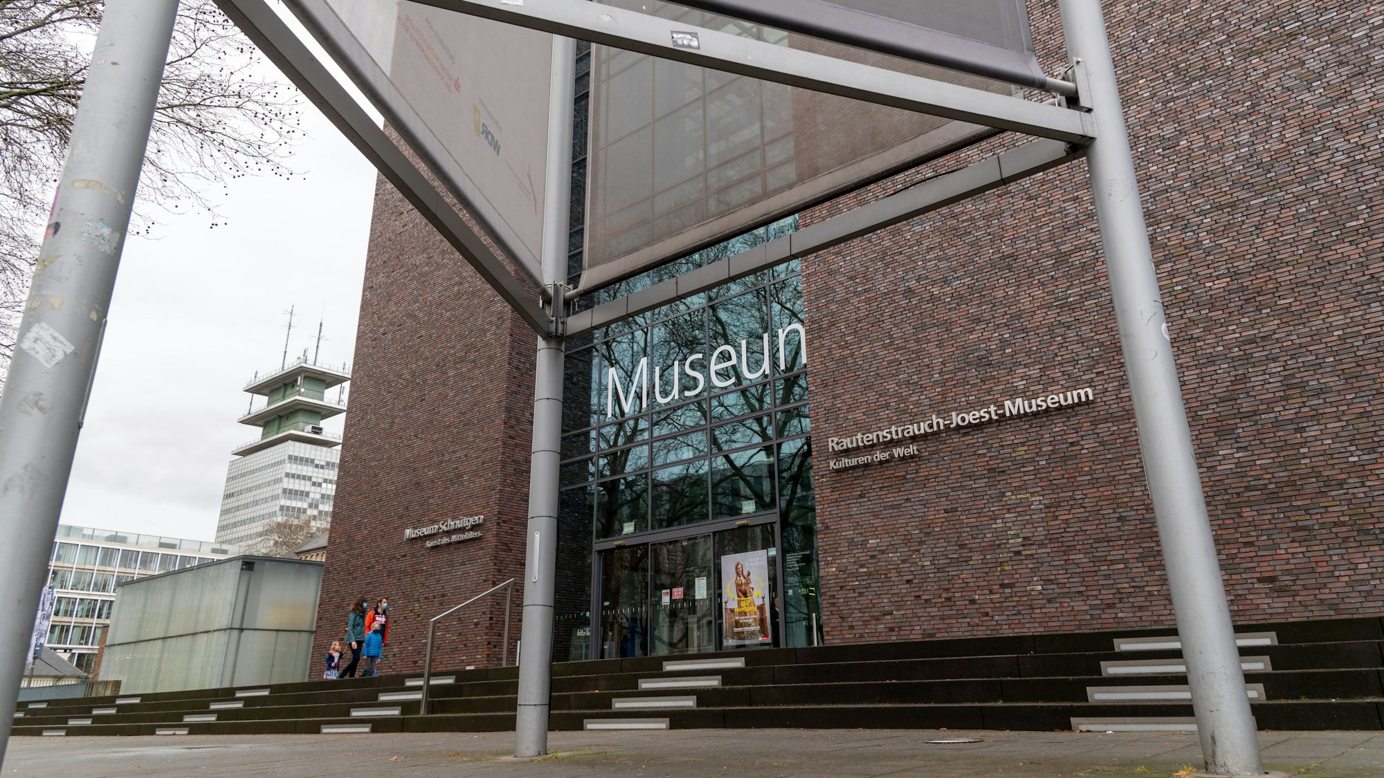 13.03.2021, Köln: Eltern und Kinder besuchen das Rautenstrauch-Joest-Museum. Im Rahmen der Lockdown-Lockerungen dürfen die Mueseen wieder öffnen. Foto: Uwe Weiser
