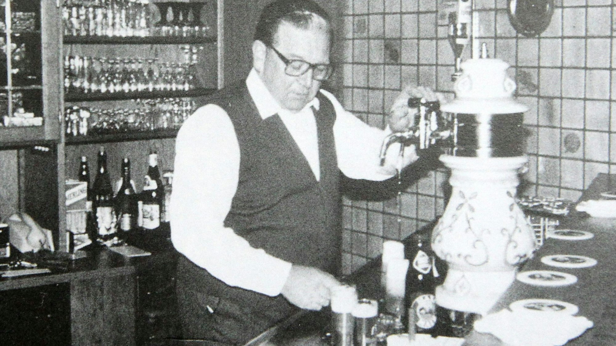 Ein Mann am Zapfhahn in einer Gaststätte