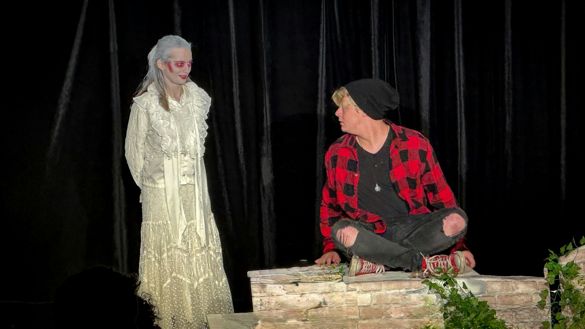 Von Krankenhausdramen über Beziehungskomödien bis hin zu Dostojewski – sechs kurze Stücke, inszeniert von Ensemblemitgliedern und Gästen, begeistern ein ausverkauftes Haus.