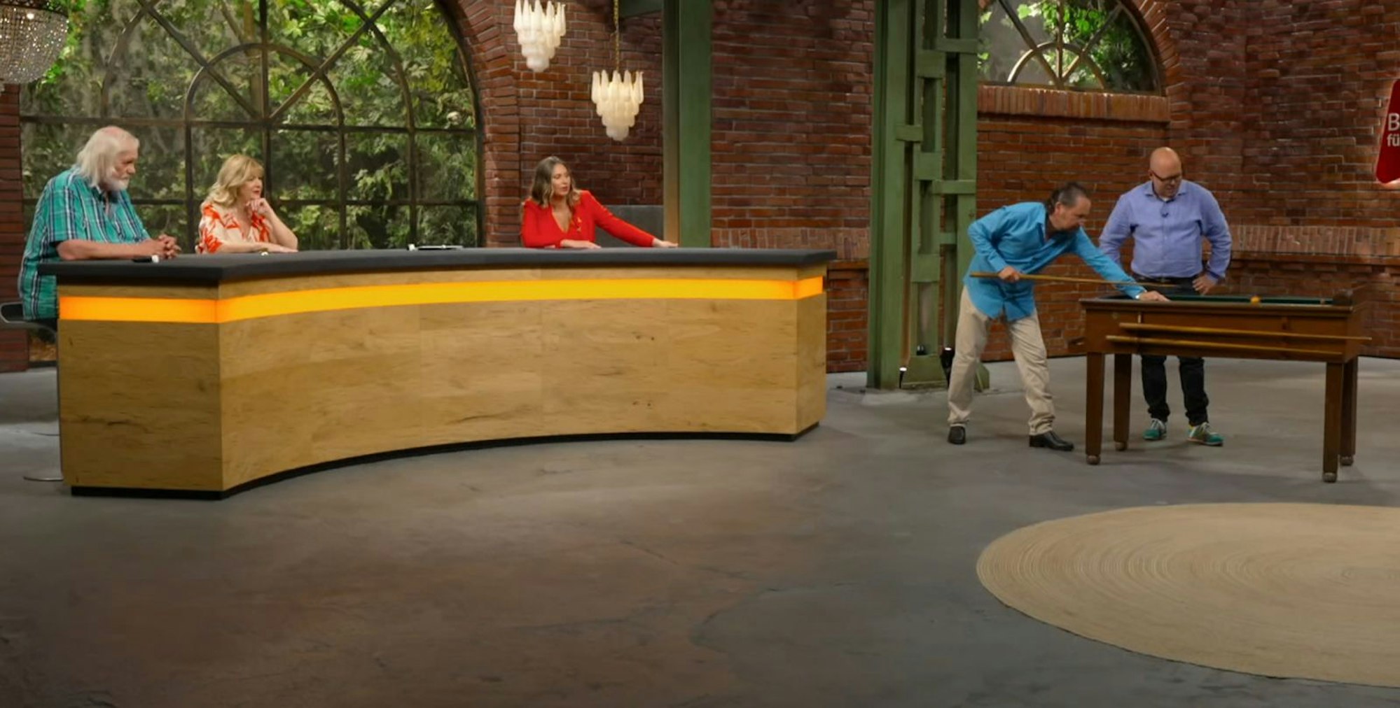 Die Händler sind begeistert vom Billardtisch. (Bild: ZDF)
