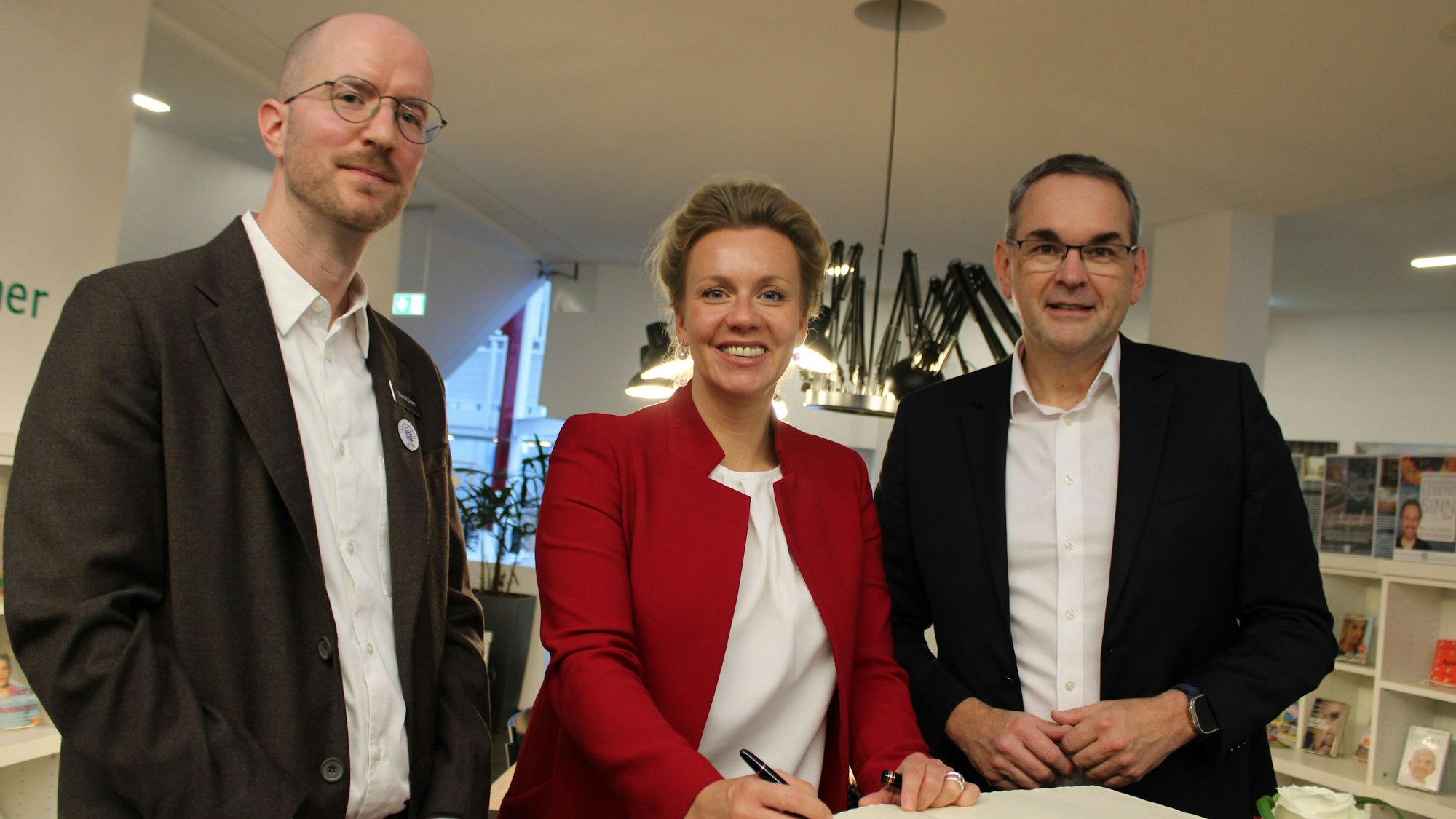 Preisverleihung Bibliothek des Jahres Stadtbibliothek Siegburg: Thomas Druwe (Leiter der Stadtbibliothek) NRW-Kultur- und Wissenschaftsministerin Ina Brandes, Bürgermeister Stefan Rosemann