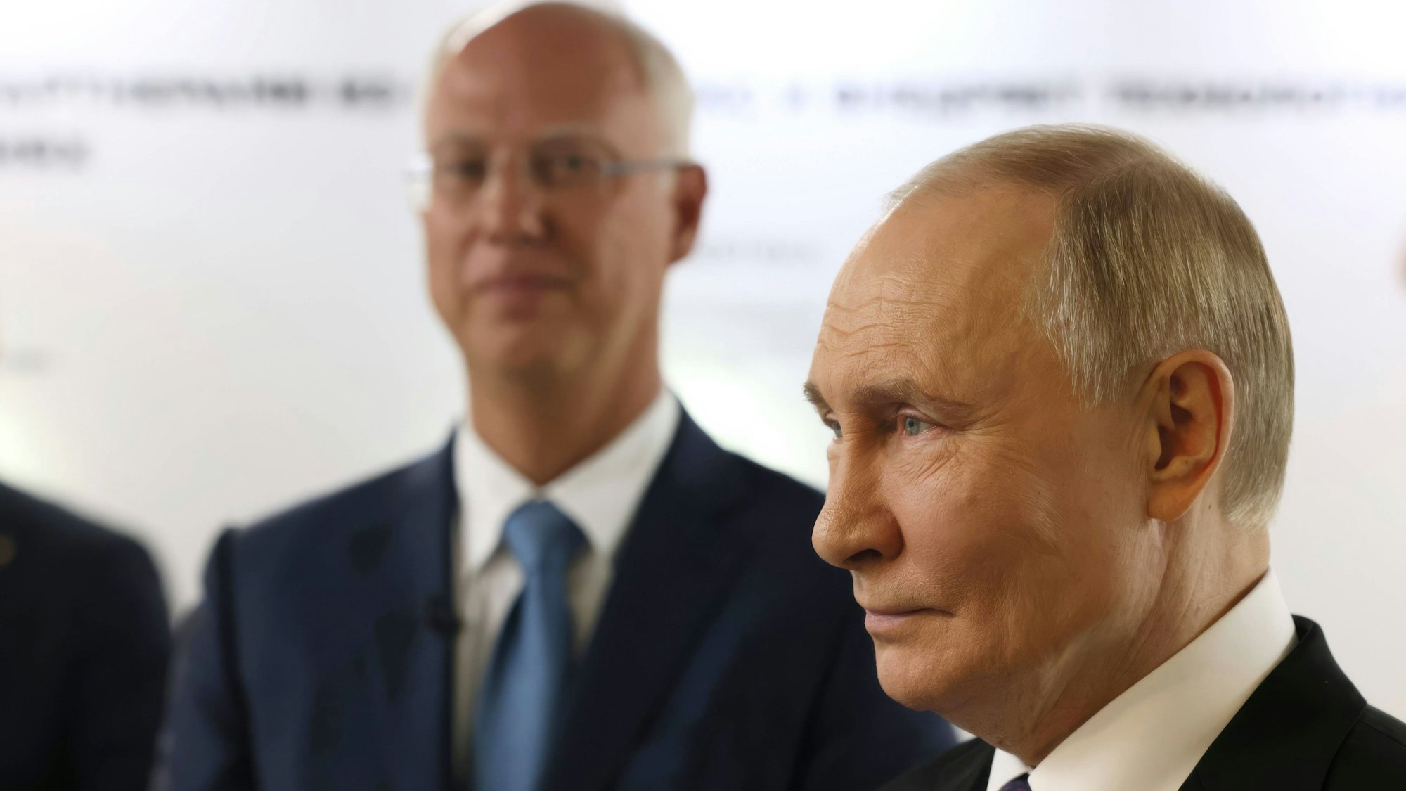Kremlchef Wladimir Putin (r.) hat Kirill Dmitrijew in die USA geschickt (im Hintergrund). Der Sondergesandte musste sich jedoch deutliche Worte von US-Finanzminister Scott Bessent gefallen lassen. (Archivbild)