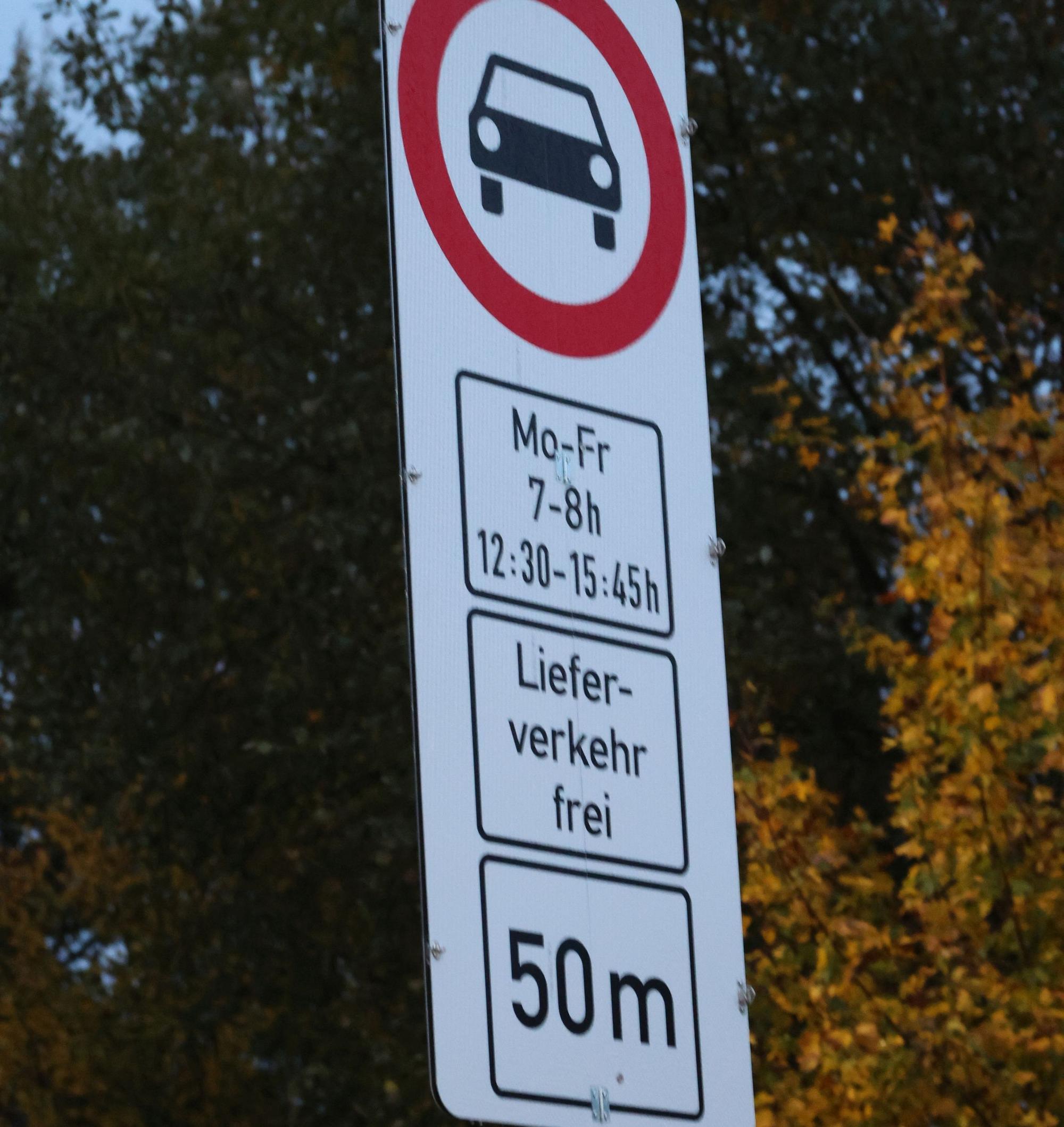 Weil es für eine Schulstraße (noch) keine eigene Beschilderung gibt, greifen die Stadt Waldbröl und der Oberbergische Kreis auf mehrere Formen der Anordnung zurück, um die Sperrung der Goethestraße zu erwirken.