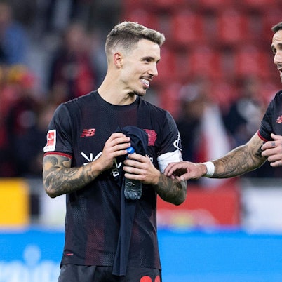 Bundesliga: Bayer 04 Leverkusen - Eintracht Frankfurt, 12.09.2025 Aleix Garcia Bayer 04 Leverkusen, 24, Alejandro Grimaldo Bayer 04 Leverkusen, 20. Bundesliga, Bayer 04 Leverkusen - Eintracht Frankfurt, 3. Spieltag, am 12.09.2025, BayArena, Leverkusen DFL regulations prohibit any use of photographs as image sequences and/or quasi-video *** Bundesliga Bayer 04 Leverkusen Eintracht Frankfurt, 12 09 2025 Aleix Garcia Bayer 04 Leverkusen, 24 , Alejandro Grimaldo Bayer 04 Leverkusen, 20 Bundesliga, Bayer 04 Leverkusen Eintracht Frankfurt, 3 Spieltag, am 12 09 2025, BayArena, Leverkusen DFL regulations prohibit any use of photographs as image sequences and or quasi video Copyright: xBEAUTIFULxSPORTS/Meuselx
