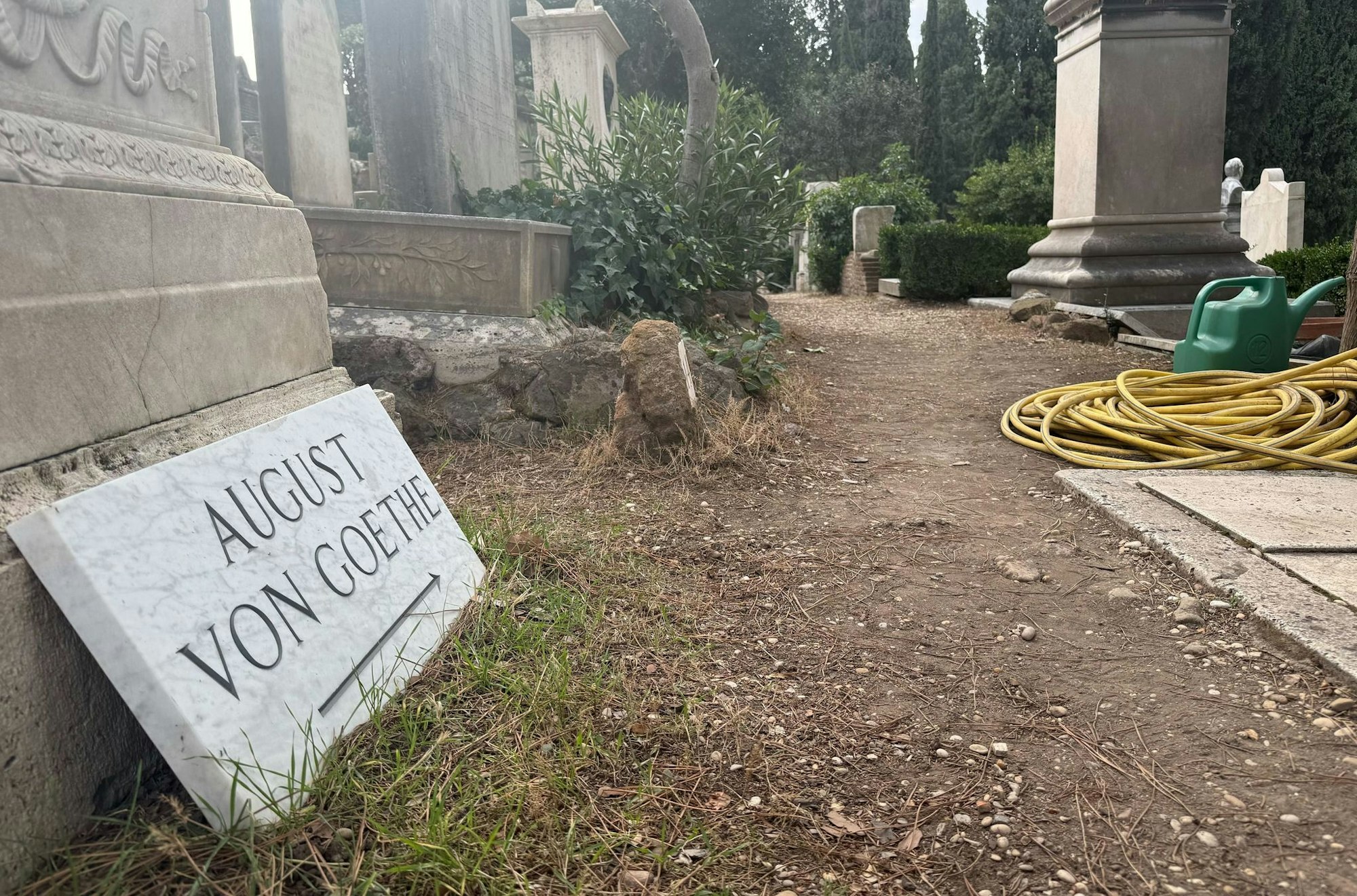 Ein Hinweisschild - mit dem Vornamen - zeigt nun den Weg zum Grab von Goethes Sohn.