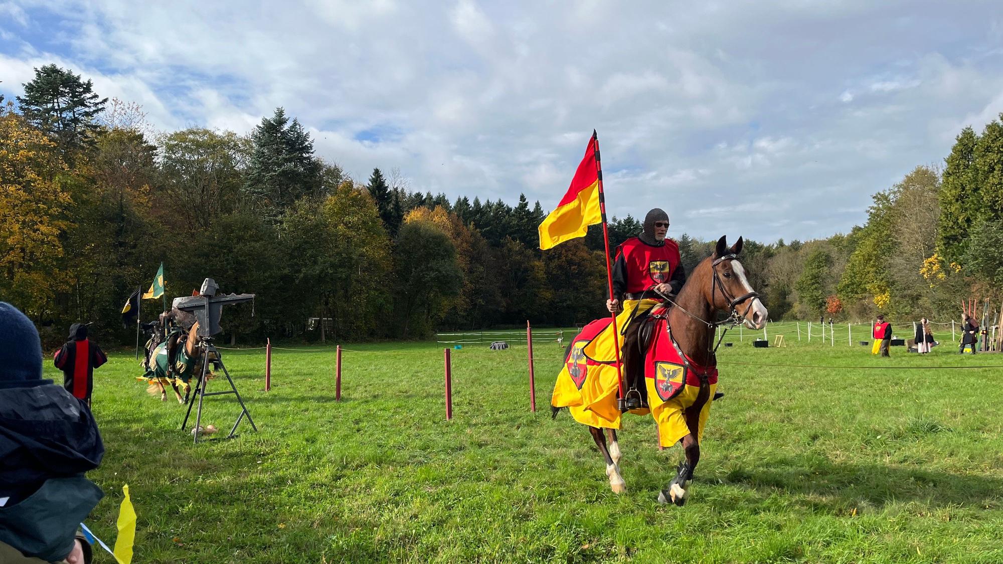 Ein Reiter samt Ross ist ausstaffiert wie ein Ritter.