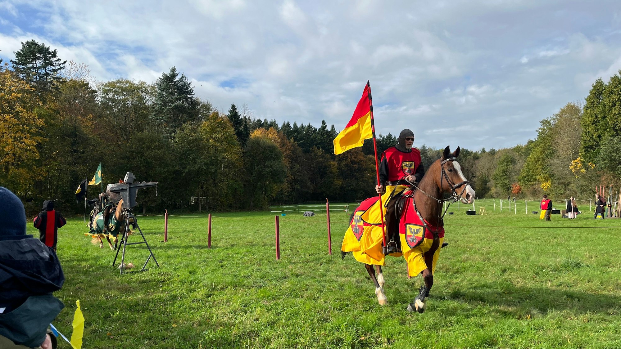 Ein Reiter samt Ross ist ausstaffiert wie ein Ritter.