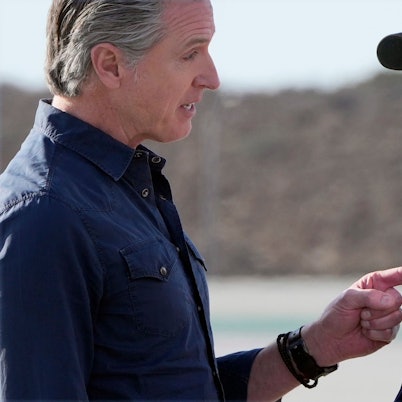 Donald Trump (r.) spricht mit dem kalifornischen Gouverneur Gavin Newsom in Los Angeles, als der Präsident wegen der verheerenden Waldbrände Kalifornien besuchte. (Archivbild vom Janur 2025)