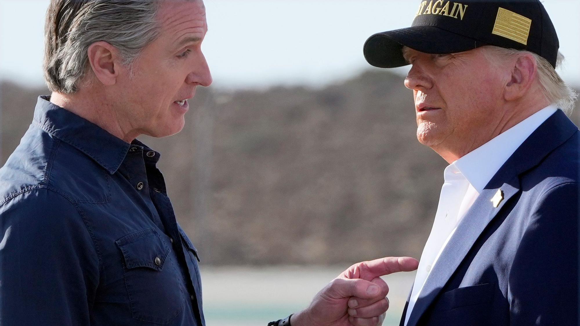 Donald Trump (r.) spricht mit dem kalifornischen Gouverneur Gavin Newsom in Los Angeles, als der Präsident wegen der verheerenden Waldbrände Kalifornien besuchte. (Archivbild vom Janur 2025)