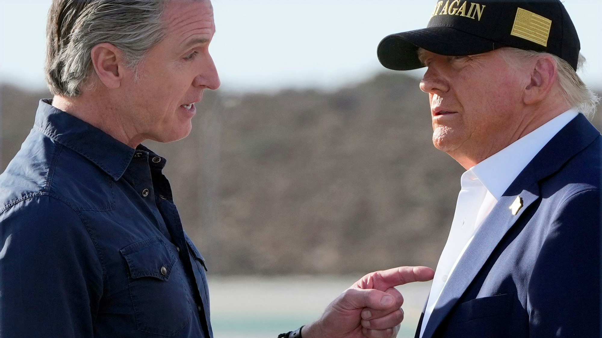 Donald Trump (r.) spricht mit dem kalifornischen Gouverneur Gavin Newsom in Los Angeles, als der Präsident wegen der verheerenden Waldbrände Kalifornien besuchte. (Archivbild vom Janur 2025)