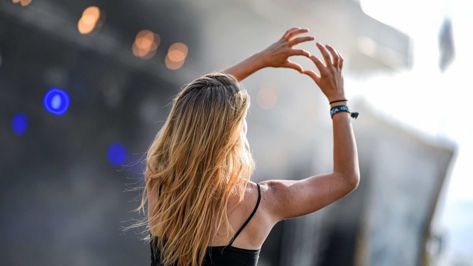 Immer auf der Suche nach Euphorie und Glückzuständen: Besonders auf Social-Media-Kanälen wird uns das große Glück vorgegaukelt. Wehe dem, der nicht glücklich ist.