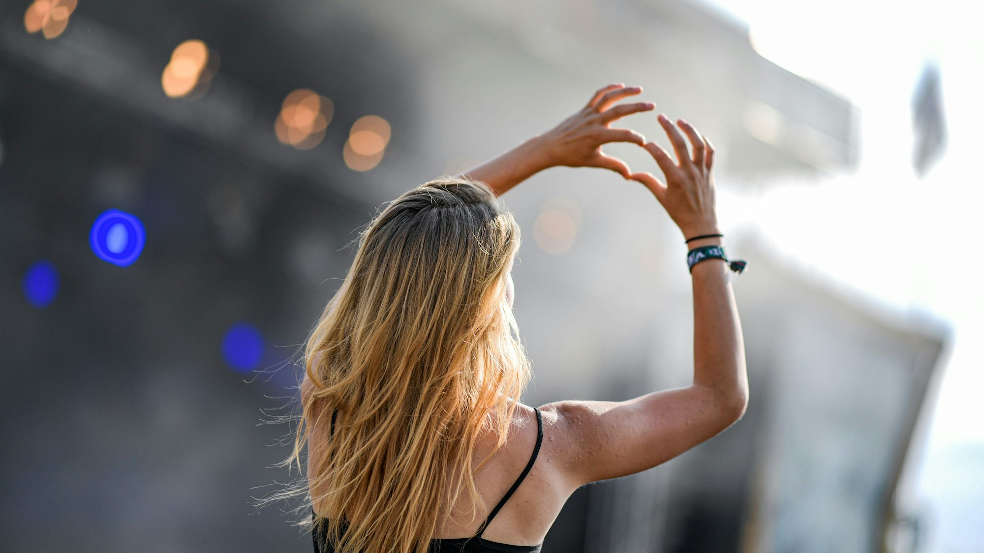 Immer auf der Suche nach Euphorie und Glückzuständen: Besonders auf Social-Media-Kanälen wird uns das große Glück vorgegaukelt. Wehe dem, der nicht glücklich ist.